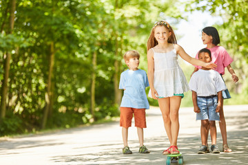 Mädchen lernt Skateboard fahren in den Ferien