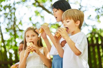 Kinder essen leckere Baguette Brötchen