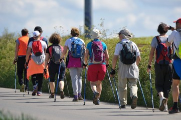 marche nordique groupe de randonneurs dans la campagne