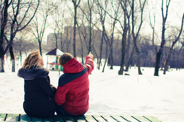 Fototapeta na wymiar loving young couple in winter in park do selfie