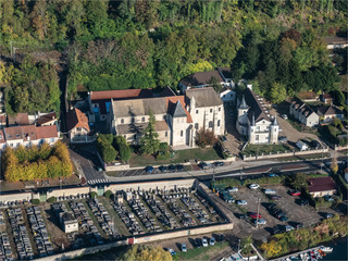 vue aérienne de l'église de Juziers dans les Yvelines en France