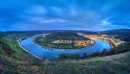 Coude pittoresque du Rhin près de la ville de Boppard au crépuscule, en Allemagne, en Rhénanie-Palatinat