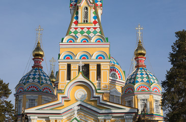 Fototapeta na wymiar Golden domes of the temple, Ascension Cathedral, Almaty, Kazakhstan