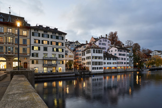 Z&uuml;rich Schipfe Abendd&auml;mmerung Altstadth&auml;user Schaufenster Lichter Beleuchtungen Fluss Limmat Wasserspiegelung