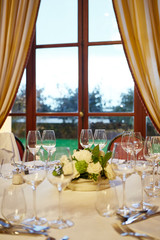 Table près de la fenêtre