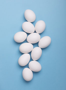 White eggs and eggs on the blue background