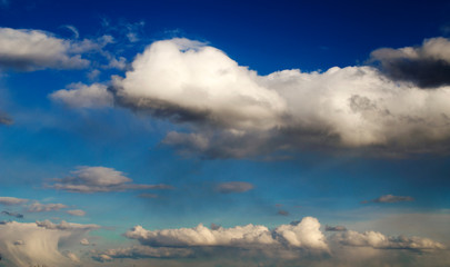 Fototapeta na wymiar Sky and fluffy clouds