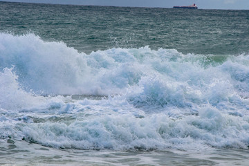 Naklejka premium Landscape of a beach in north perth in a windy day full of waves water