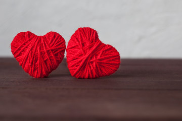 Naklejka premium two red hearts from wool thread. Valentine's day concept.