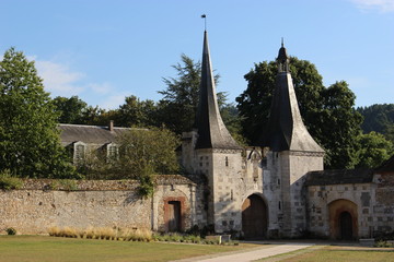 Fototapeta na wymiar Portail de l'abbaye du bec-Hellouin