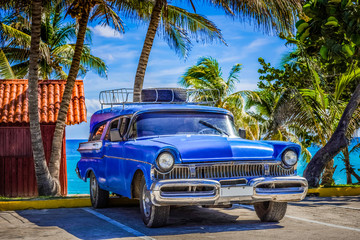 Amerikanischer blauer Oldtimer parkt vor dem Strand in Varadero Cuba - Serie Cuba Reportage - 235884840