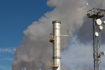 Chimenea y antena con humo gris 