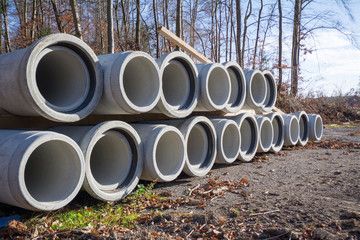 Betonrohre auf Baustelle am Waldrand