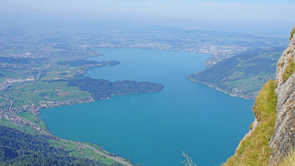 Obraz premium Der Zugersee in der Schweiz/ Blick von der Rigi auf den Zugersee in der Zentralschweiz, großer See mit vielen Städten um den See 
