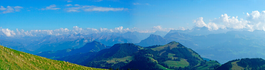 Panorama der Schweizer Alpen/ Blick von der Rigi auf die Schweizer Berge, Landschaft im Herbst, blauer Himmel und weiße Wolken, Panorama.