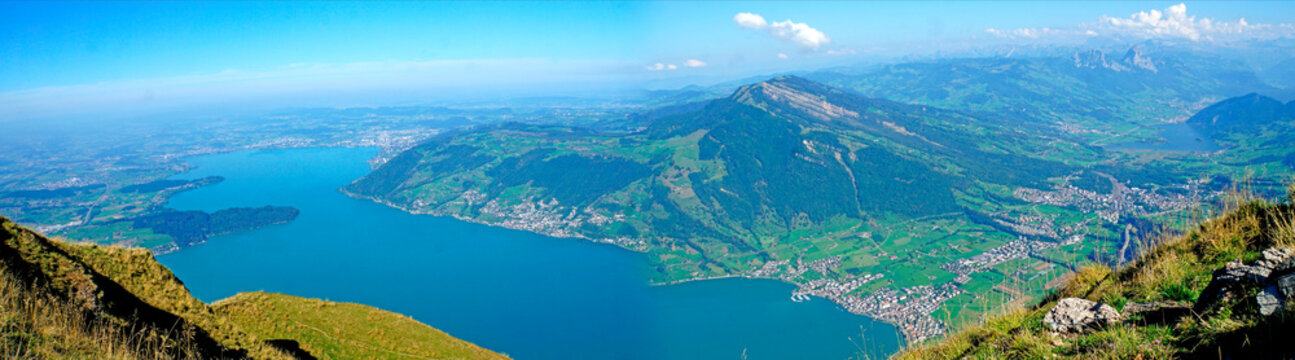 Der Zugersee in der Schweiz/Blick von der Rigi auf den Zugersee mit dem Ort Arth und den Lauerzersee im Kanton Schwyz, Panorama,