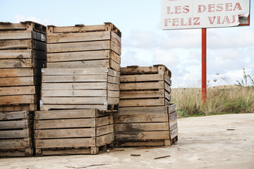 Cajas de madera con cartel de Feliz viaje 