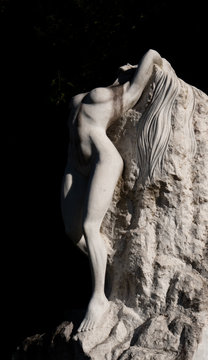 statue femme lascive