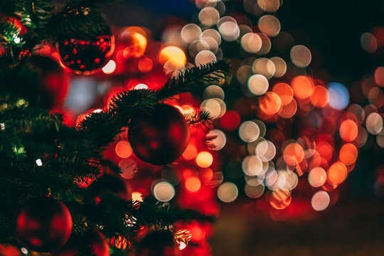 Weihnachtskugeln am Weihnachtsbaum mit Bokeh