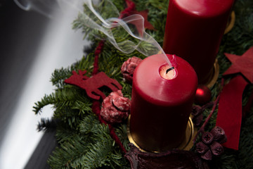 Ausgeblasene Kerze am Adventskranz