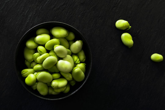 Close up of shelled broad beans in bowl