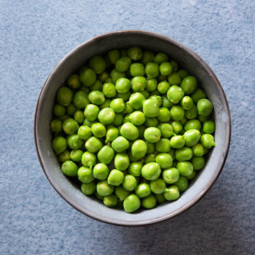 Shelled green peas in a bowl.