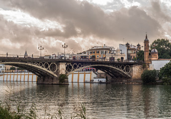 Fototapeta na wymiar bridge over the river in seville