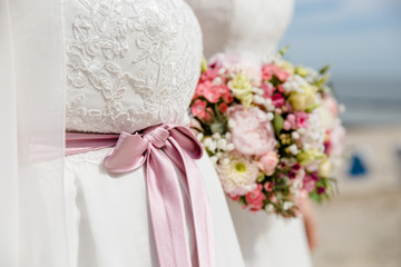 Brautkleid mit Schleife und Brautstrauss