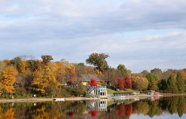Fototapeta na wymiar A autumn scene at the lake in the park.