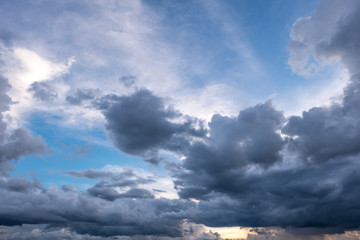 Obraz premium Cumulus cloudy with sunset in dam,Rain clouds