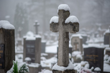 Kreuz Schnee Nebel