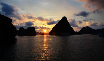 Fototapeta premium Tramonto ad Halong Bay, Vietnam