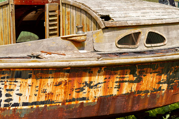 Altes Holzboot-Wrack mit Rost