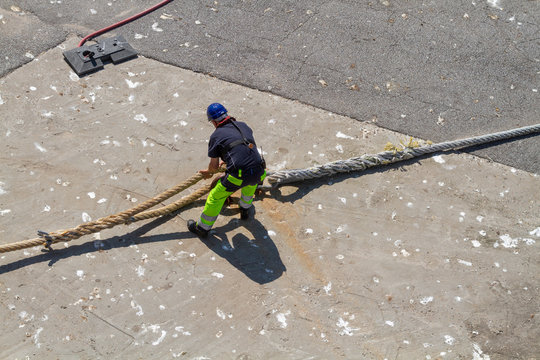 Hafenarbeiter bei der Arbeit in Hirtshals, D&auml;nemark
