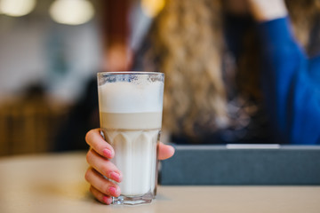 Kaffe Tablet und Junge Frau
