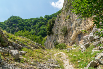Fototapeta na wymiar Sentiero nella valle dell'Ambro