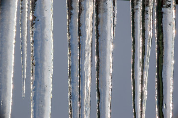 Eiszapfel vor Himmel