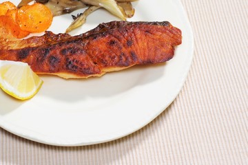 よく焼いたサーモンのムニエル