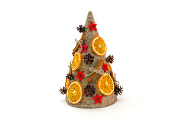 Необычная новогодняя ель, выполненная в стиле «арт-деко» украшенная сушеными апельсинами, сосновыми шишками и корицей. - obrazy, fototapety, plakaty