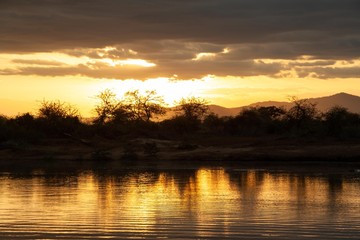 Naklejka na ściany i meble Sonnenuntergang am Wasserloch in Kenia