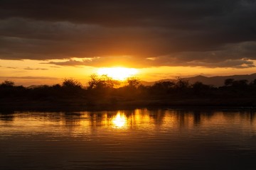 Fototapeta na wymiar Sonnenuntergang an einem See in Afrika