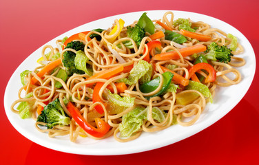 STIR FRIED NOODLES AND VEGETABLES
