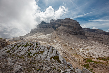 Mountaineers equipped face the 