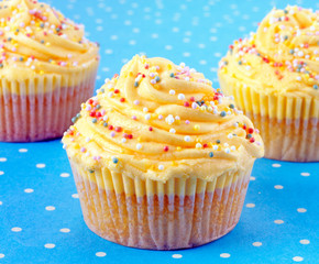 YELLOW CUPCAKES