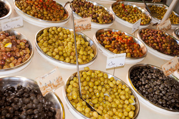 BOWLS OF OLIVES ON MARKET STALL