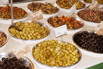 BOWLS OF OLIVES ON MARKET STALL
