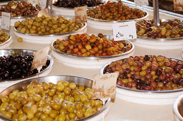 BOWLS OF OLIVES ON MARKET STALL