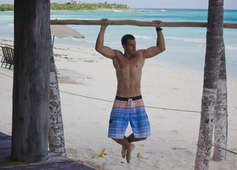Junger Mann Macht Klimmzuge Am Strand Von Xpu Ha In Mexico Auf Der Halbinsel Yucatan Bei Tulum Wall Mural Marksn Media