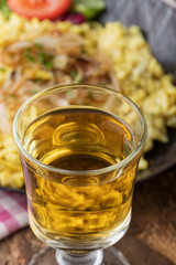 Nahaufnahme des Bayerischen Kaes Spätzle auf Holz