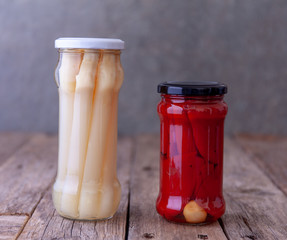 Jars of asparagus and piquillo peppers seen from the front